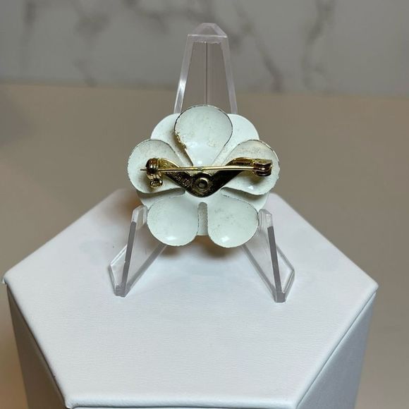 Signed Sarah Coventry Circa 1964 Snow White Collection Small Flower Pin - Picture 2 of 4